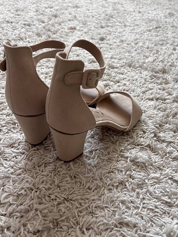 Scarpe da donna: Tamaris Sandale mit Absätzen Gr. 39 – Usato da Weinfelden venduto da Irishtinker 1