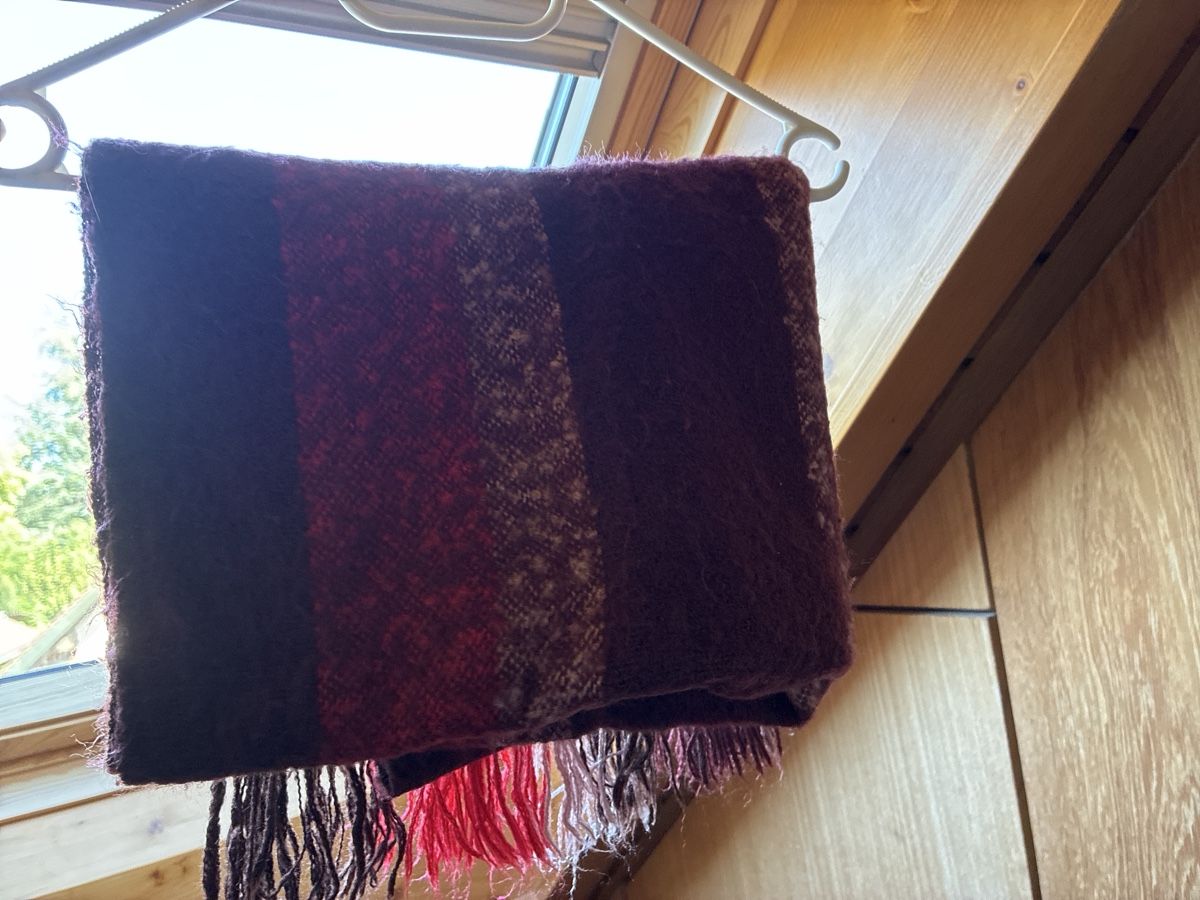Foulard & Sciarpe: Écharpe rayée bordeaux et rouge  – Usato da Villars-sur-Glâne venduto da Raemy_and_Co 1