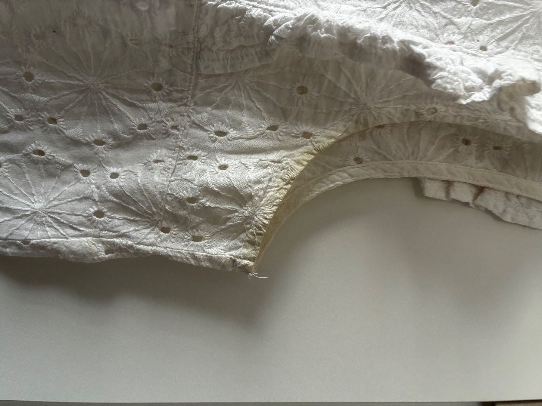 Top: Haut blanc – Usato da Riaz venduto da cam_x5xs 2