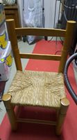 Schöner kleiner  Holzstuhl mit geflochtener Sitzfläche