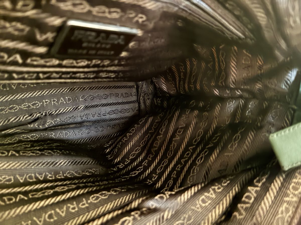 Prada Borse da donna: Sac à main Prada mini triangle en toile kaki  – Usato da Lausanne venduto da Titivintage 9