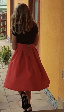 Roter Rock, perfekt für den Sommer! Grösse 36.