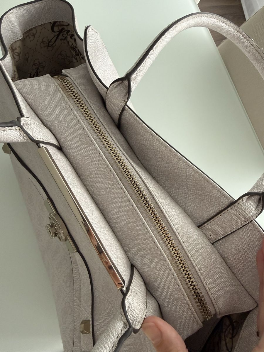 Guess Borse da donna: Guess Handtasche hellbeige mit Logo Muster gebraucht – Usato da Lachen SZ venduto da noel83 4