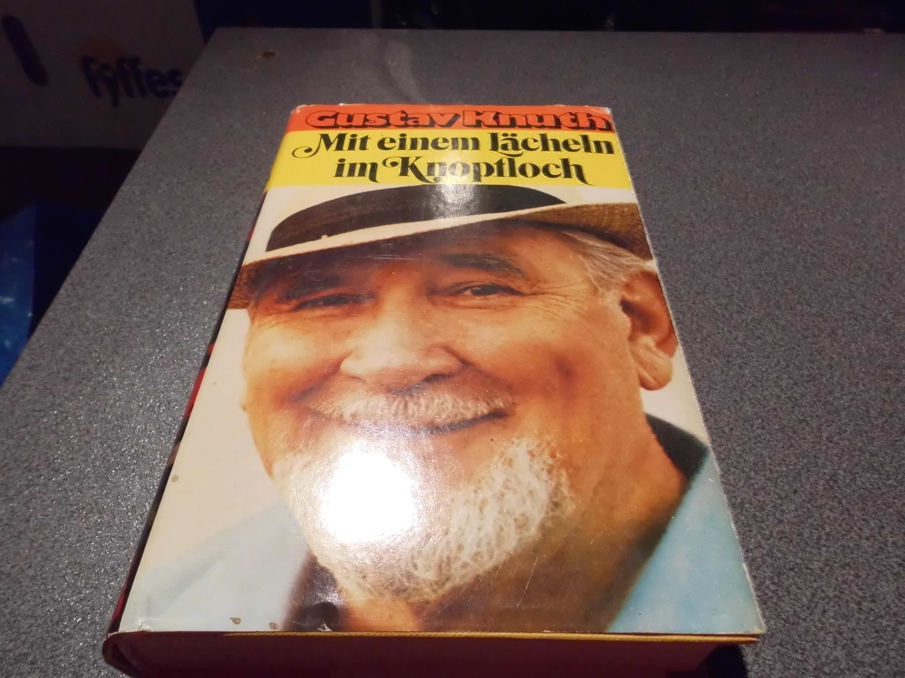 Bücher: Mit einem lächeln im Knopfloch, Gustav K – Gebraucht aus Zürich von Motzkuh