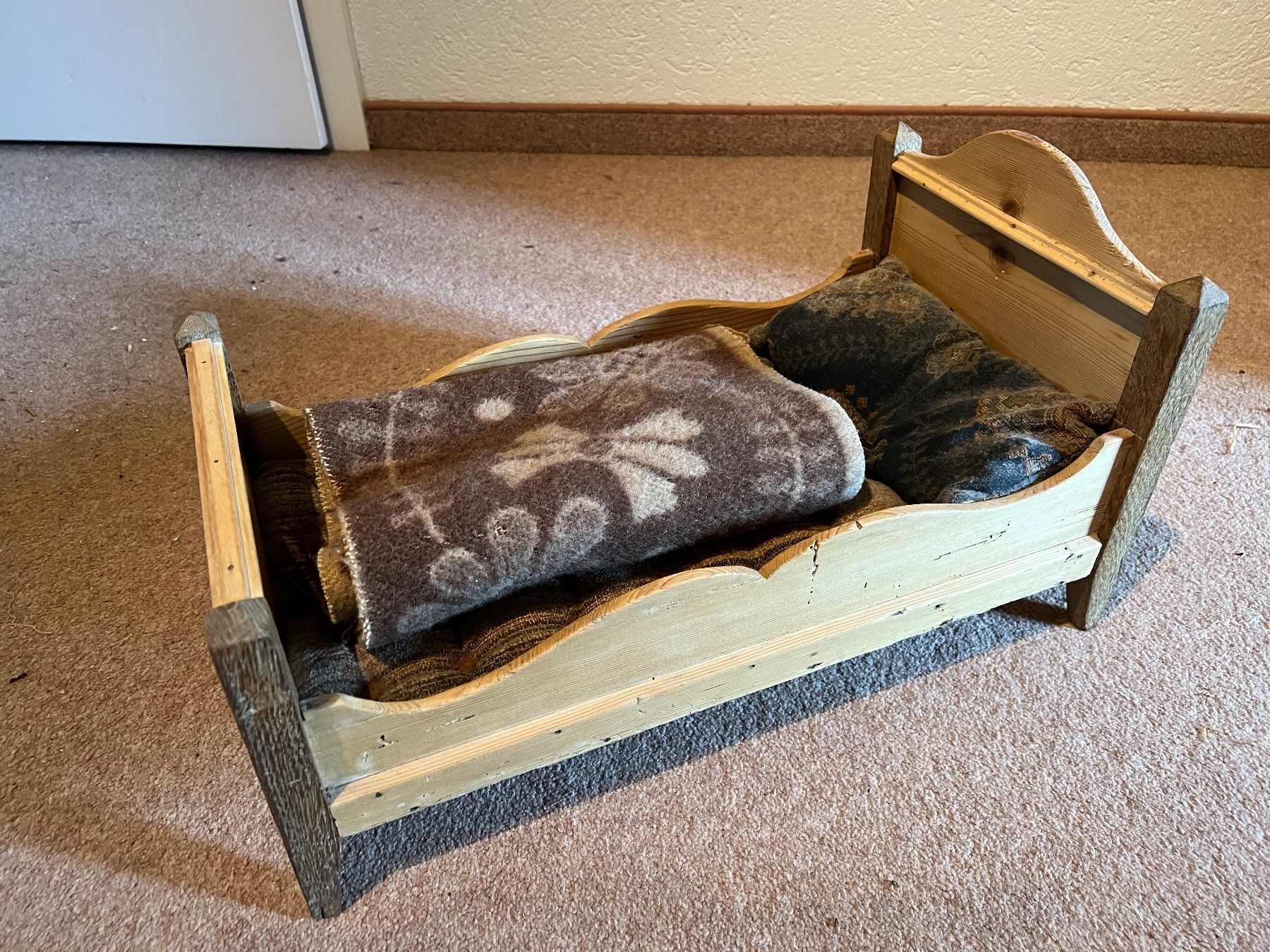 Spielzeuge: Antikes Puppenbett von ca 1952 – Gebraucht aus Wittenwil von mx5mx5 4