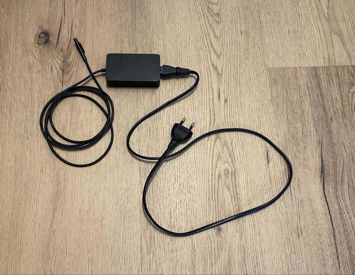 Microsoft Portables: Microsoft Surface Book 2 Laptop mit Ladekabel – Défectueux à Mörschwil par Levian 2