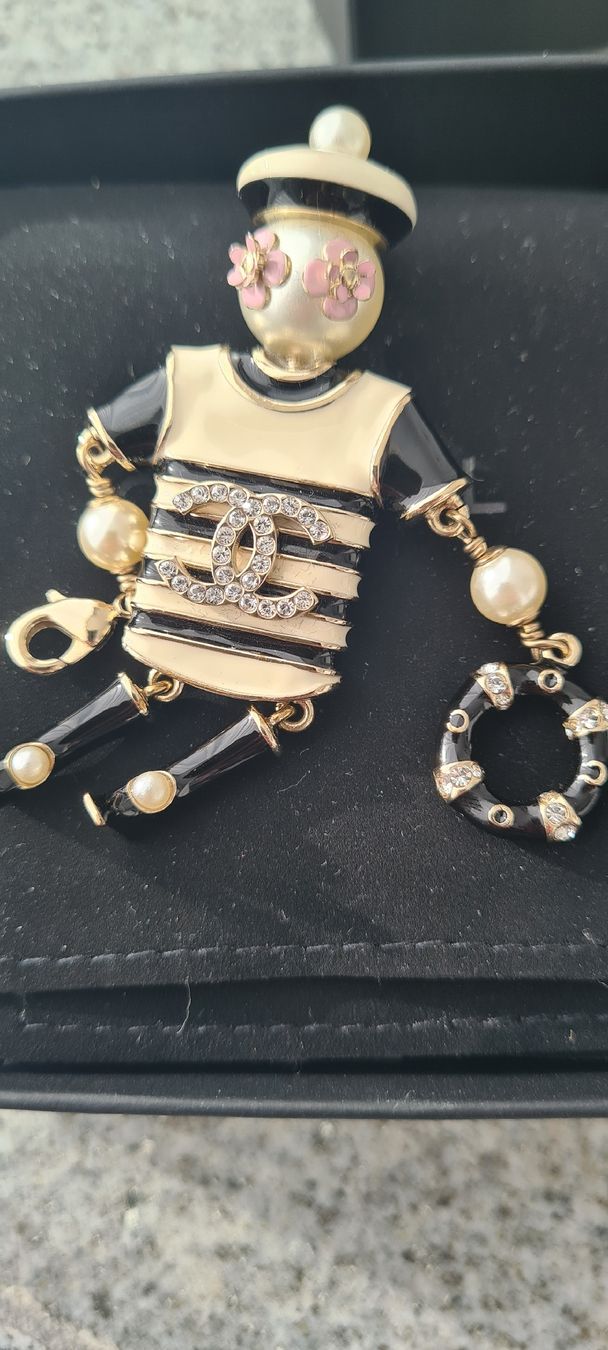 Chanel Spille & Fermagli: Seltene Chanel Brosche mit Rechnungscopie – Nuovo (secondo la descrizione) da Luzern venduto da annabelle25 6