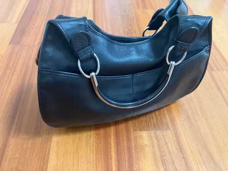Handtasche mit Metallgriffen und Leder