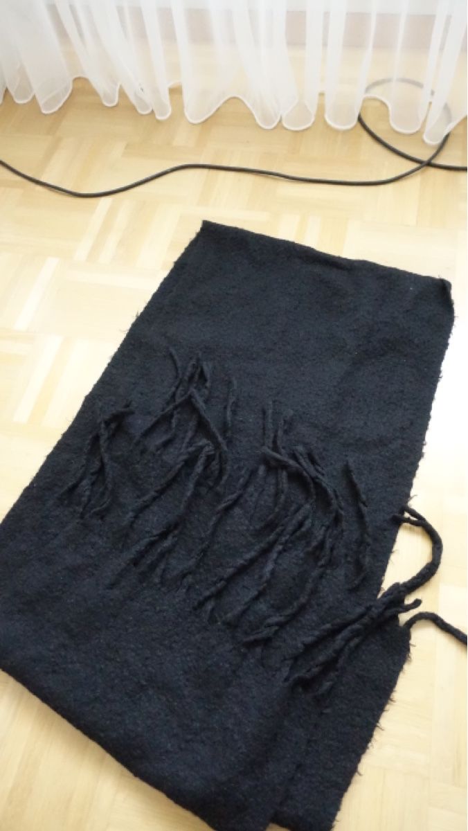 Foulard & Sciarpe: Warmer Schal schwarz mit Fransen – Nuovo (secondo la descrizione) da Biel/Bienne venduto da Peeeep10