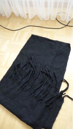Warmer Schal schwarz mit Fransen
