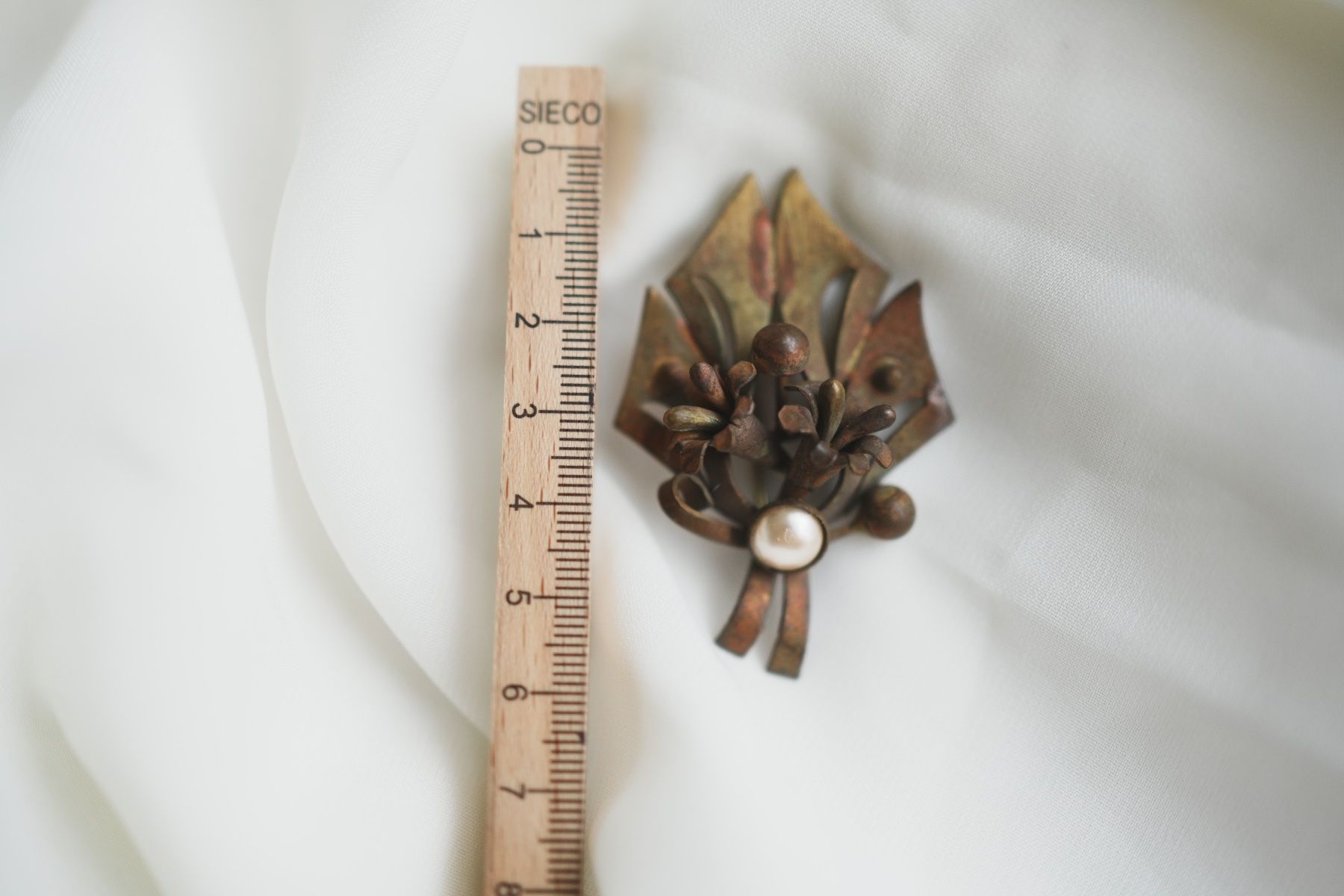 Spille & Fermagli: Jugendstil Brosche mit floralem Motiv und Perlenelement – Usato da Volketswil venduto da HeredisAntiques 7