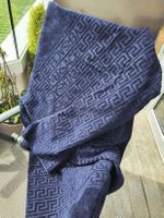 Magnifique serviette de bain  Versace bleue marine, neuve!