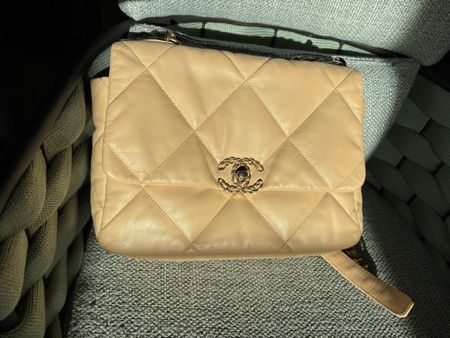 CHANEL 19 Medium Beige – Original mit Zertifikat