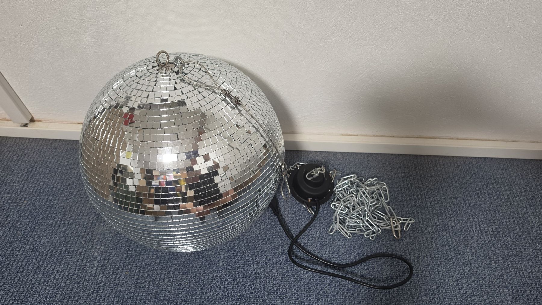 Tutte le decorazioni: Spiegel-Discokugel 40 cm mit Scheinwerfer – Usato da Magden venduto da Globi62