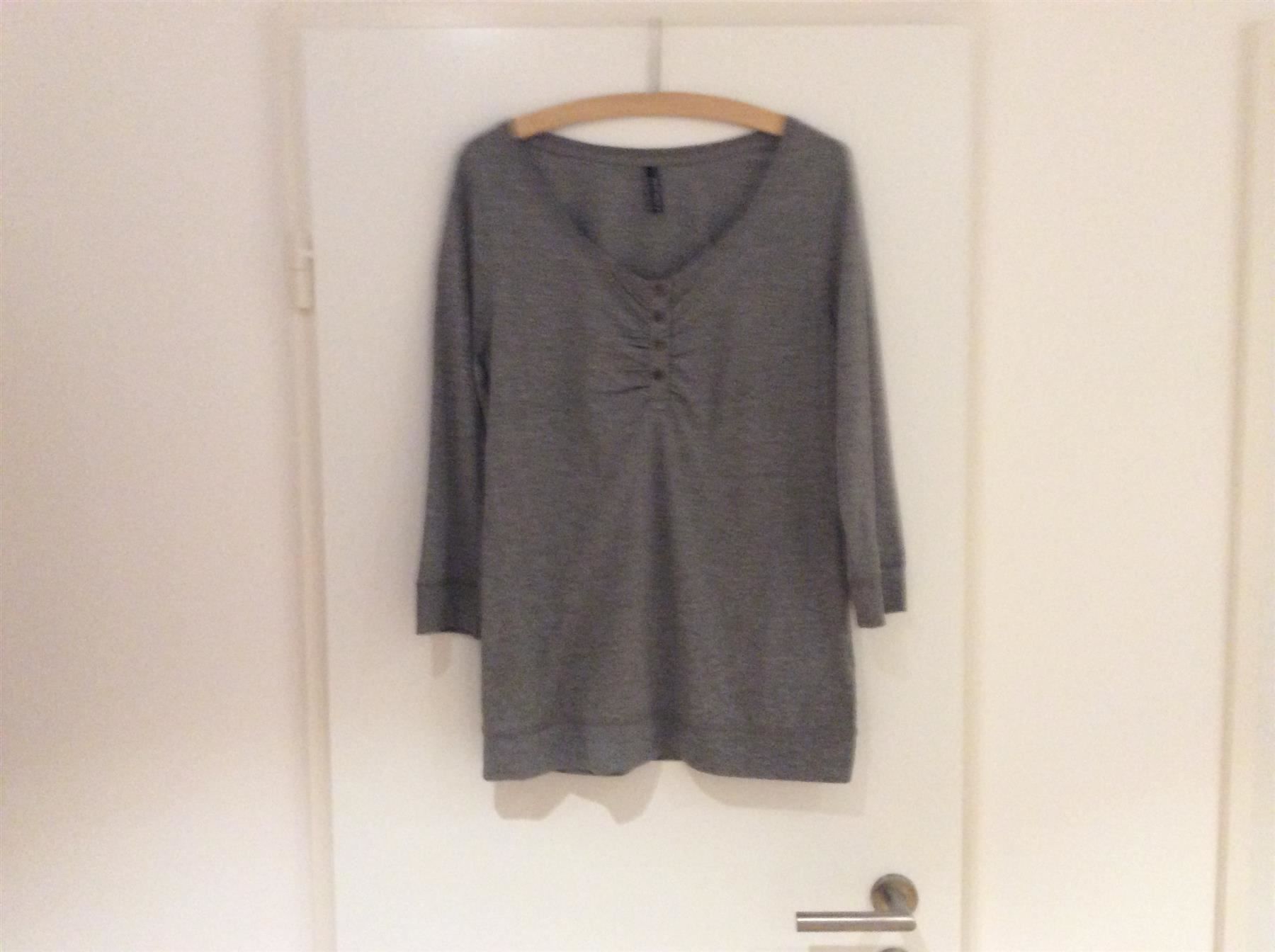 T-shirt: Sweatshirt Gr. M grau nie getragen – Nuovo (secondo la descrizione) da Wetzikon ZH venduto da Laube02