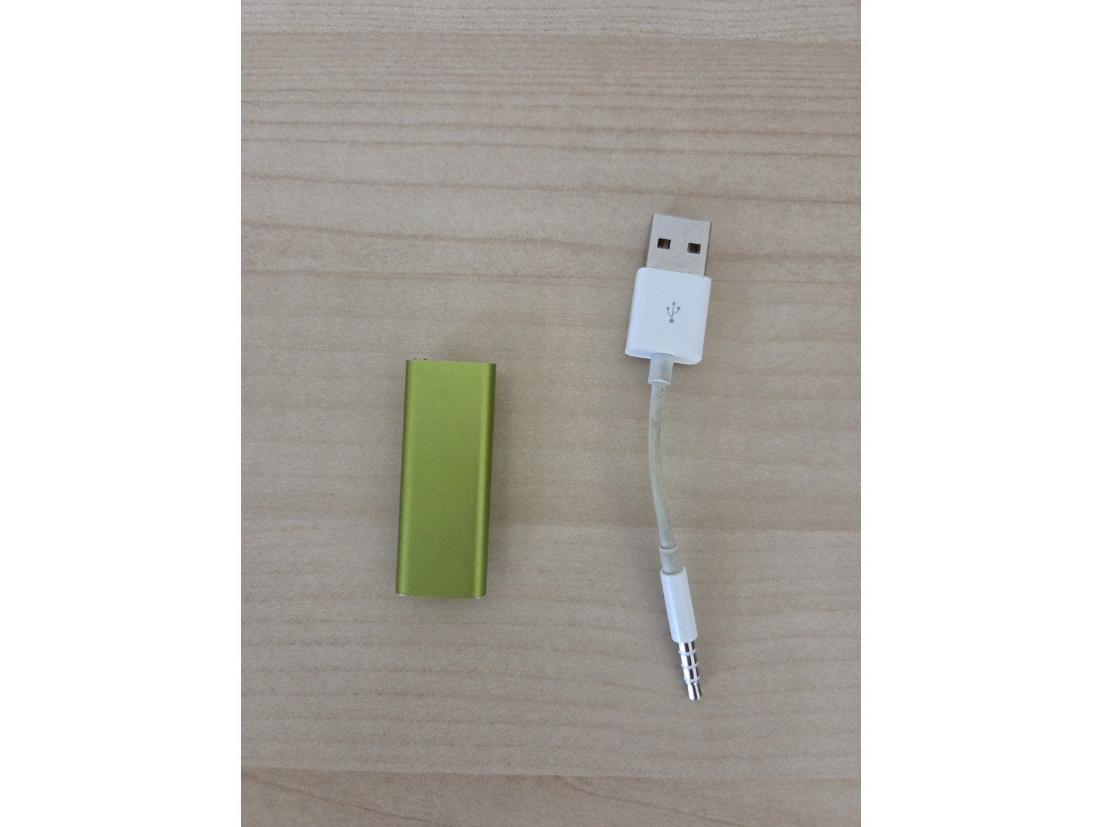 Apple Tragbarer Mediaplayer: Apple iPod shuffle 3e génération 2 Go vert + câble USB – Gebraucht aus Fribourg von guilhem63 1