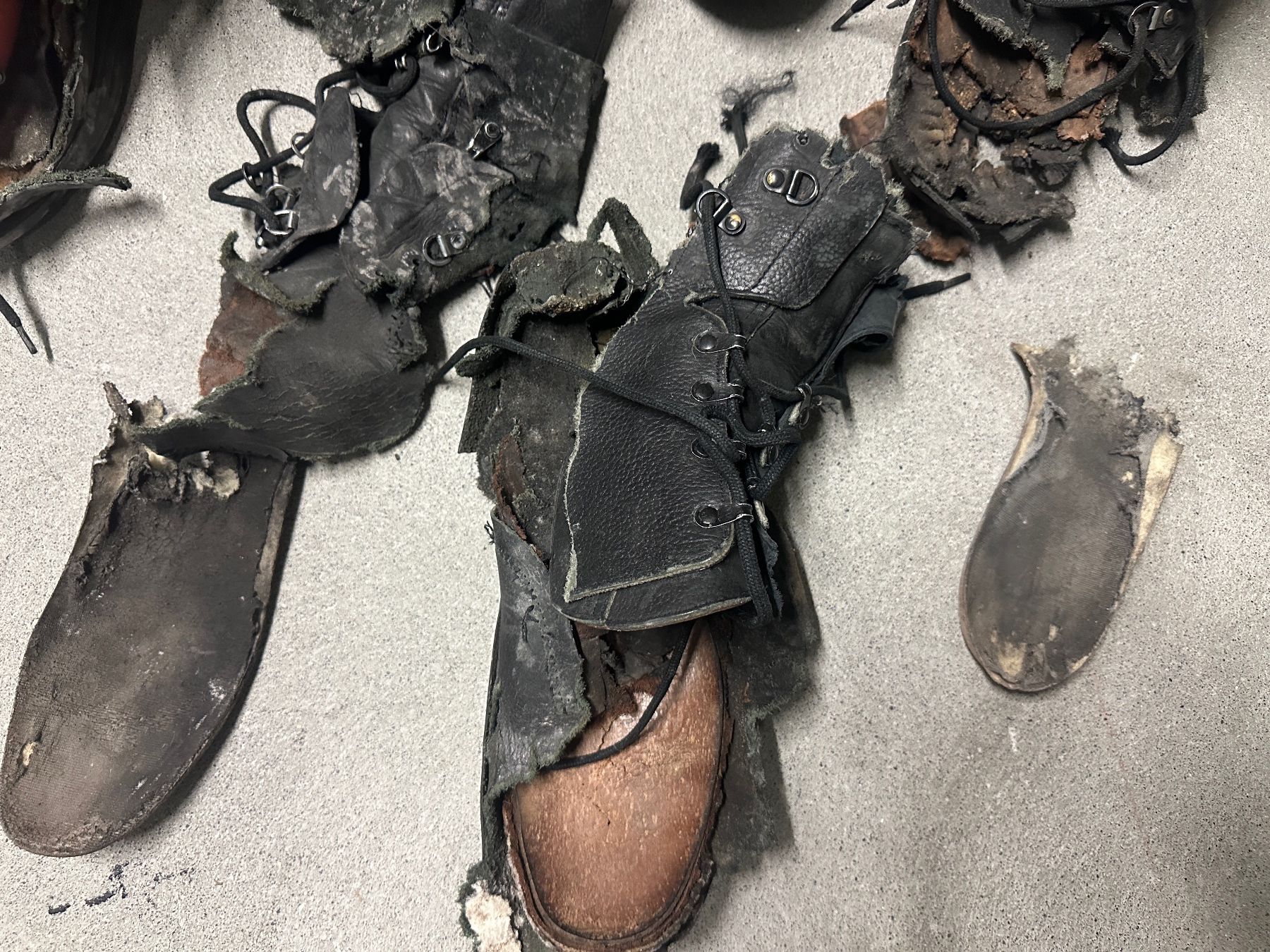 Schweizer Armee Scarpe da uomo: Schweizer Militärstiefel mit Handgranate gesprengt – Usato da Köniz venduto da Infresh8 4