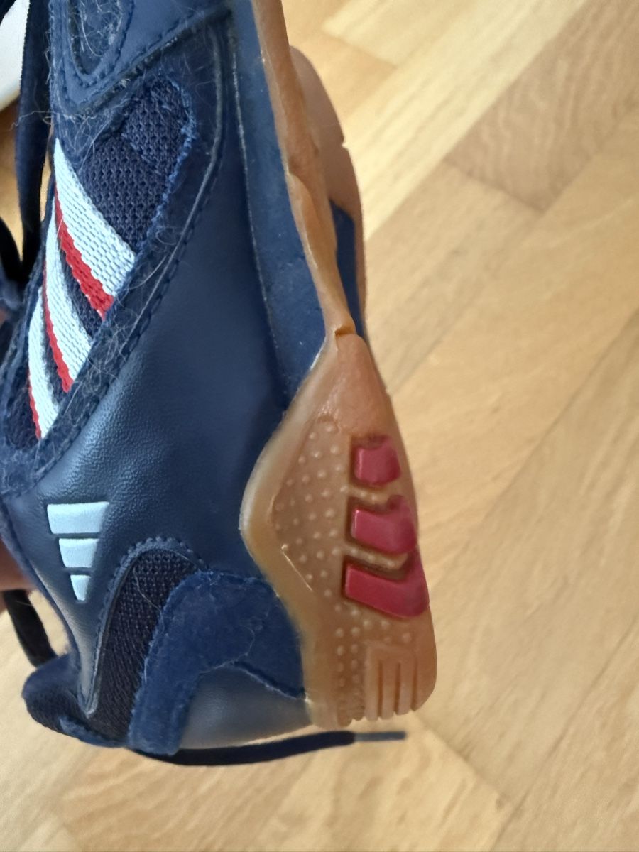 Adidas Scarpe per ragazzi: wenig getragener adidasschuh 30 – Usato da Rotkreuz venduto da SpitfireSG 2