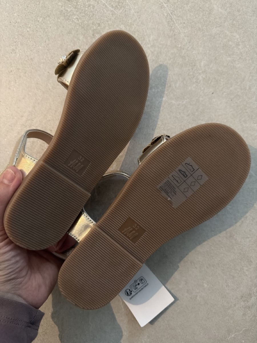 H&M Chaussures filles: Sandalen Gold  gr 32 – Neuf avec emballage d'origine à Muhen par Guess1802 1