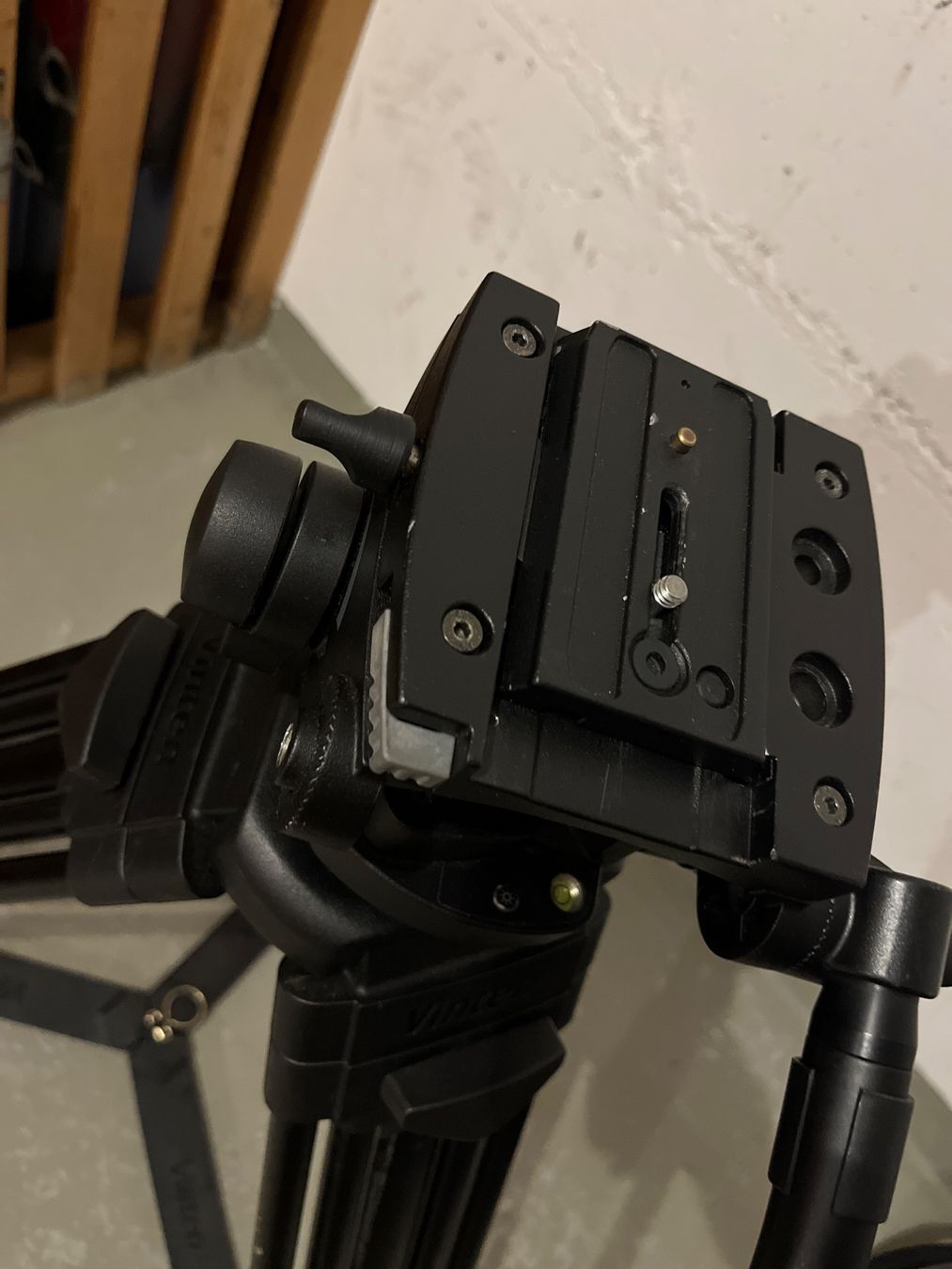 Treppiedi & Teste: Vinten Protouch Pro 6 HDV Videokamera Stativ – Usato da Zürich venduto da Ember2Inferno 2
