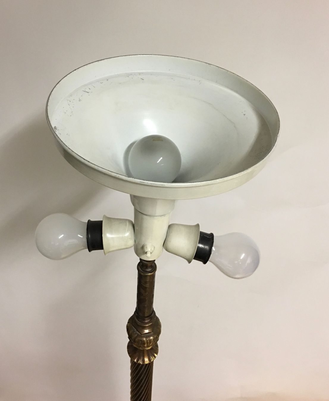 Lampade: Elegante Stehlampe mit Plissee-Schirm – Usato da Olten venduto da ELHANDEL 3