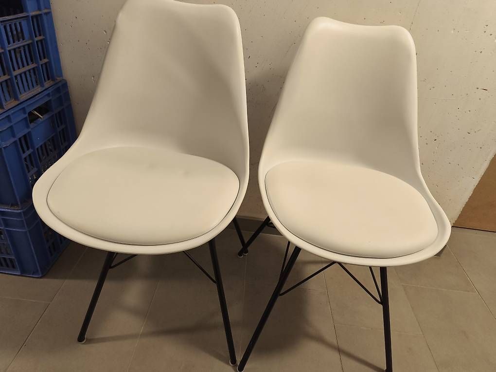 Set de table et chaises: Table et 4 chaises – D'occasion à St-Pierre-Clages par Camaro1973 2