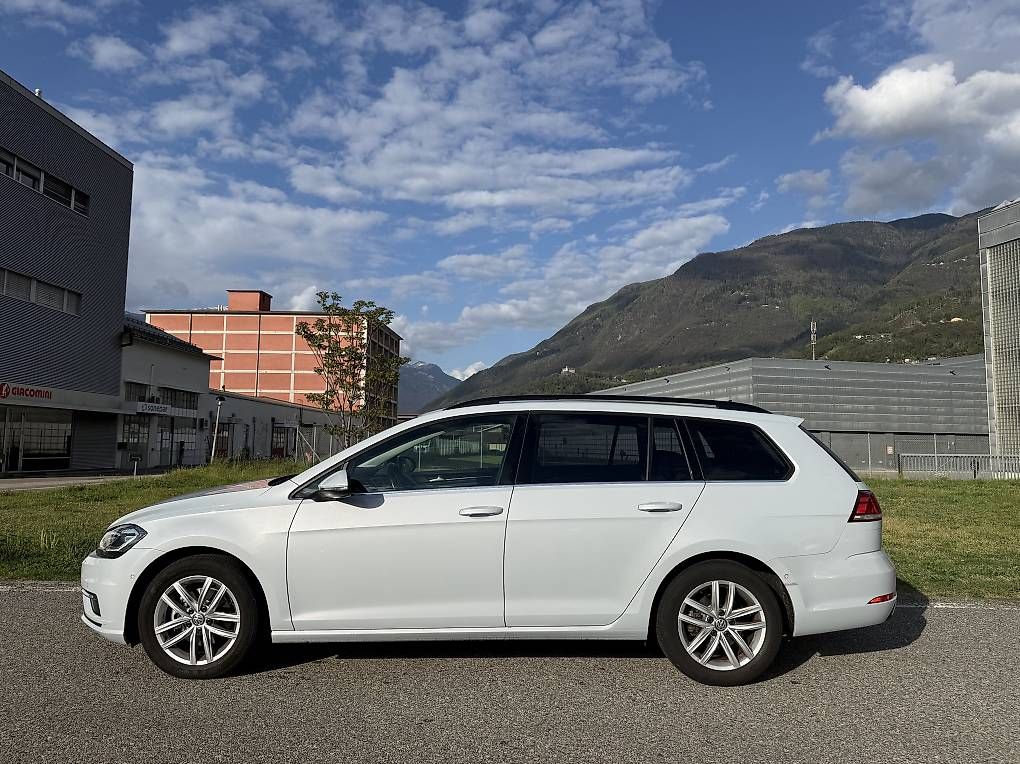 Automobili: VW Golf Var. 2.0 TDI – Usato da Giubiasco venduto da automobili72 1