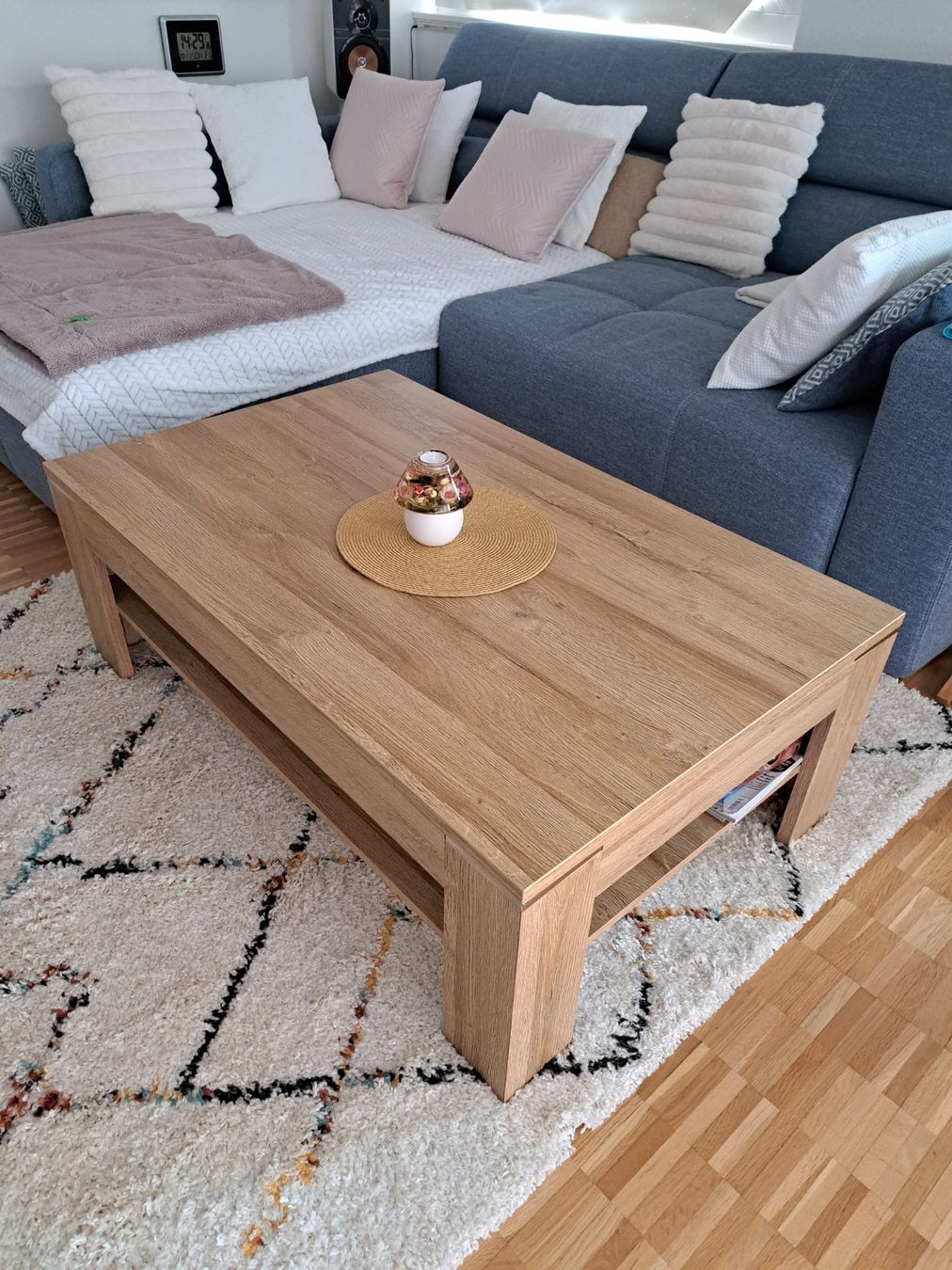 Conforama Tische: Couchtisch / Salontisch Eiche-Optik mit Ablagefach Conforama – Gebraucht aus St.Gallen von Sirius100 1
