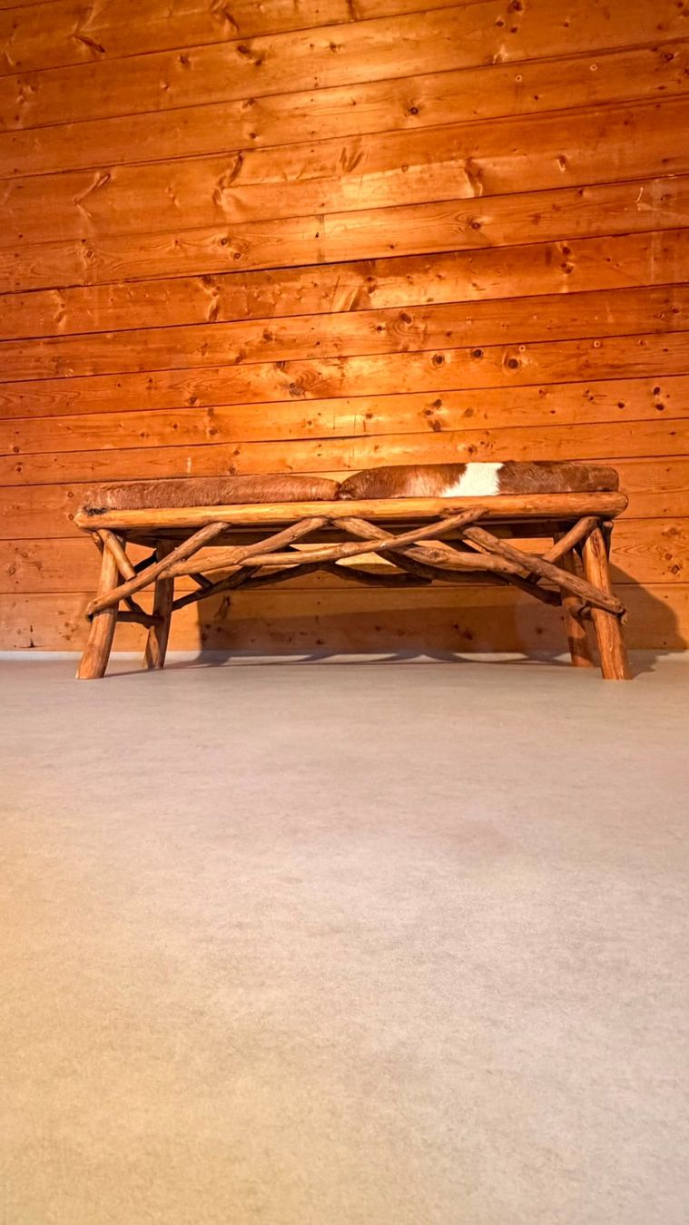 Bänke: Rustikale Holzbank mit Echtfell im Chalet-Stil – Gebraucht aus Rickenbach ZH von Der-Insider 8