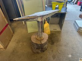 Amboss mit Holzsockel B70xT11xH84cm