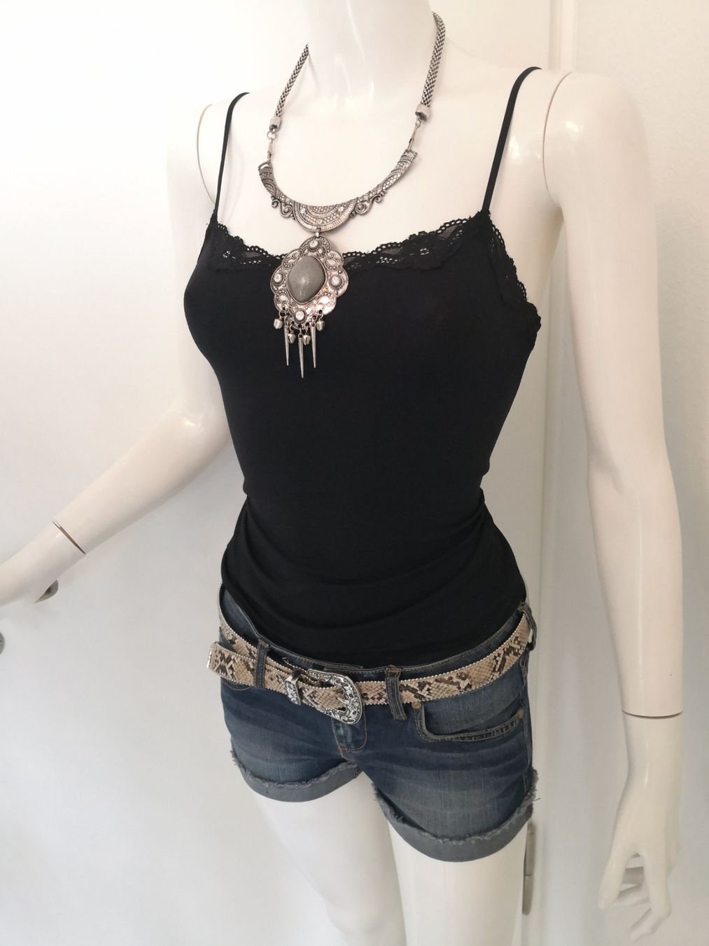 Mango Top: 🤩MANGO TOP STRETCH SCHWARZ MIT SPITZE – Nuovo (secondo la descrizione) da Olten venduto da Naja-Twins-Twins 1