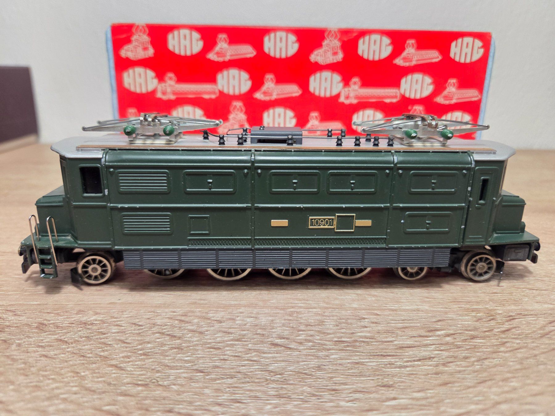 Hag Modellini di ferrovie: Hag 140 E-Lok Ae 4/7 SBB H0 (1) – Usato da St-Aubin-Sauges venduto da Lo_Go 1
