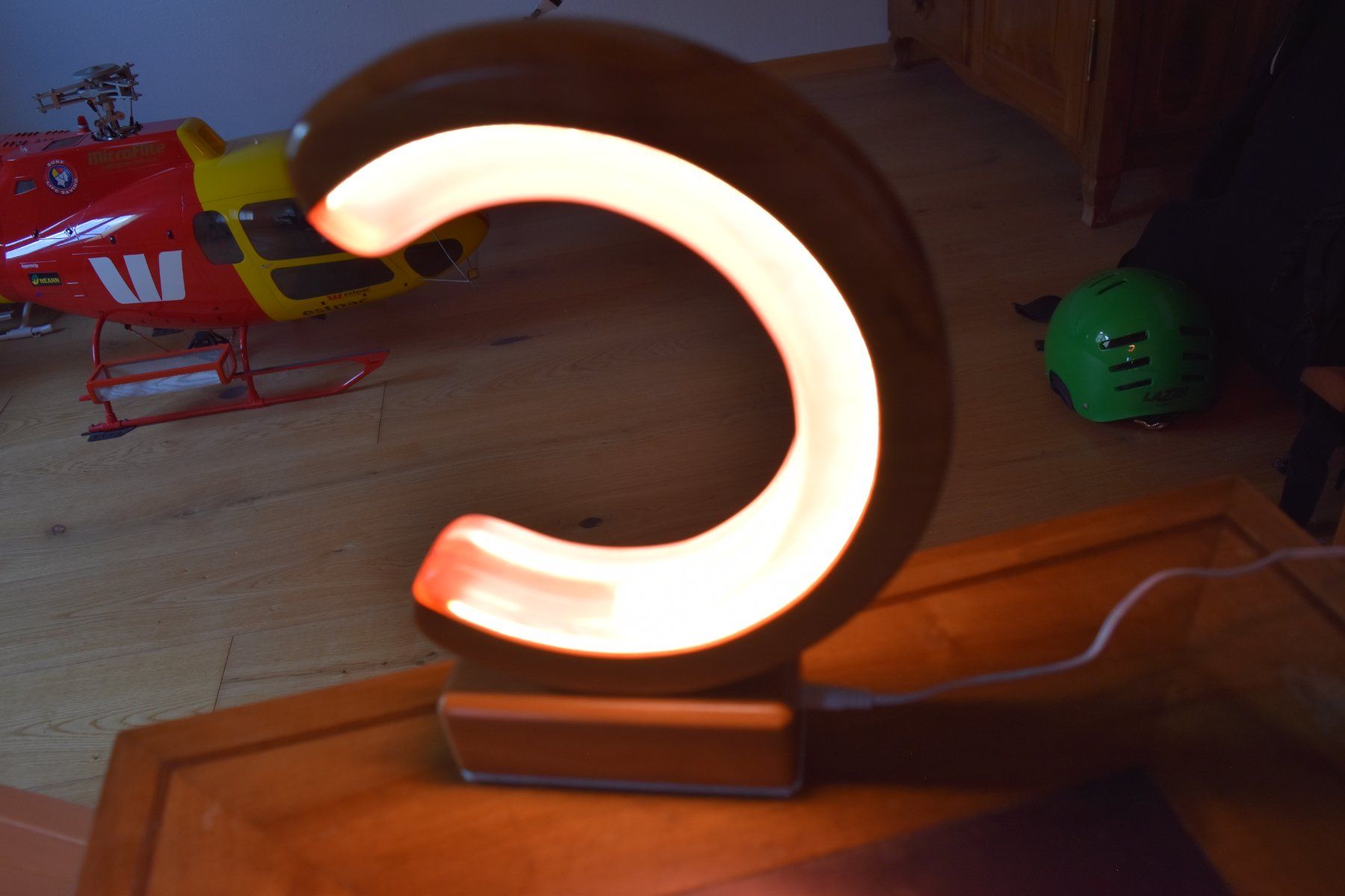 Lampade: Tischleuchte mit Epoxidharz C-Form LED – Nuovo e nell'imballaggio originale da Netstal venduto da Repit1 3