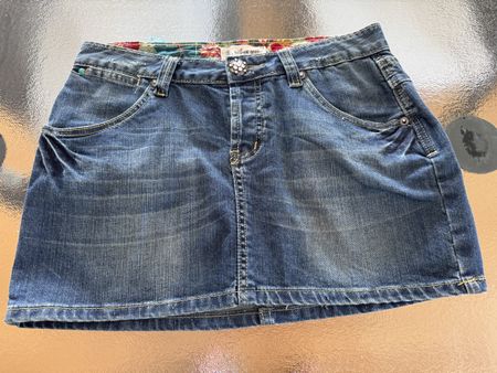 Urban Jeans Minirock mit Strassknopf