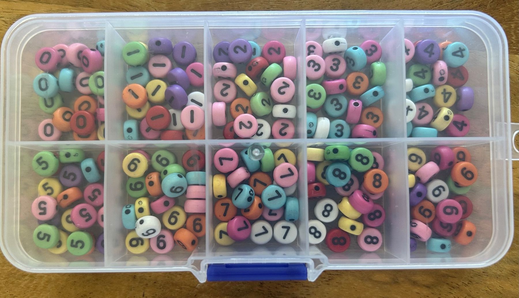 Perle (finte): Bastelperlen Box Zahlen bunt, ca 200 Stück – Nuovo e nell'imballaggio originale da Geneve venduto da vane267 2