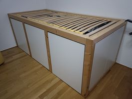 Bettgestell mit viel Stauraum (90x200cm)
