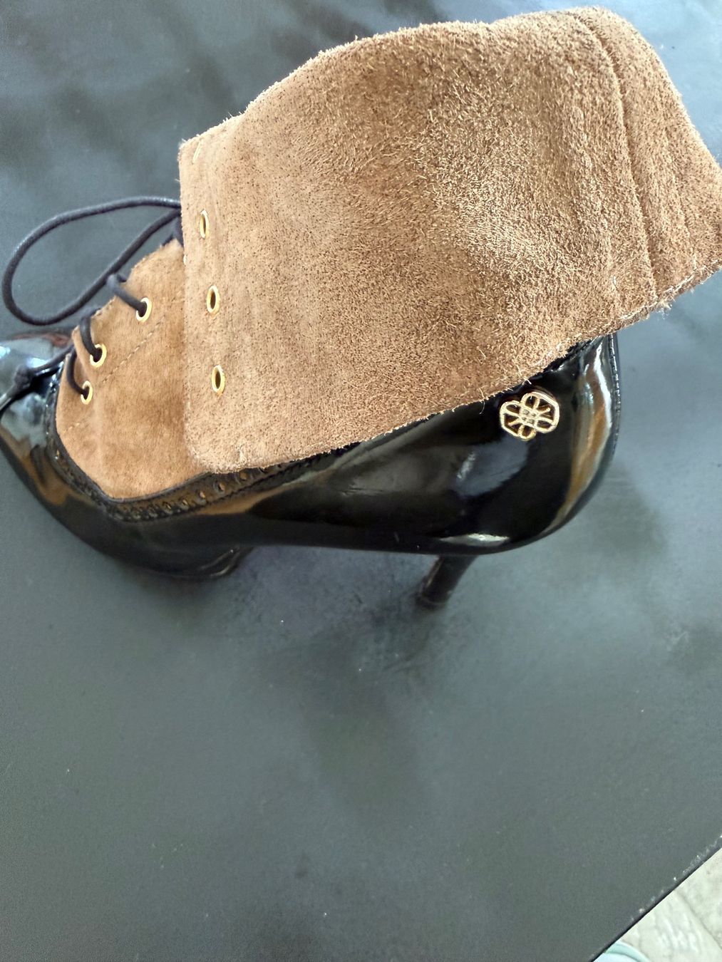 Scarpe da donna: Paire de Bottines vernis et daim – Usato da Vernier venduto da ley_yqh9 4