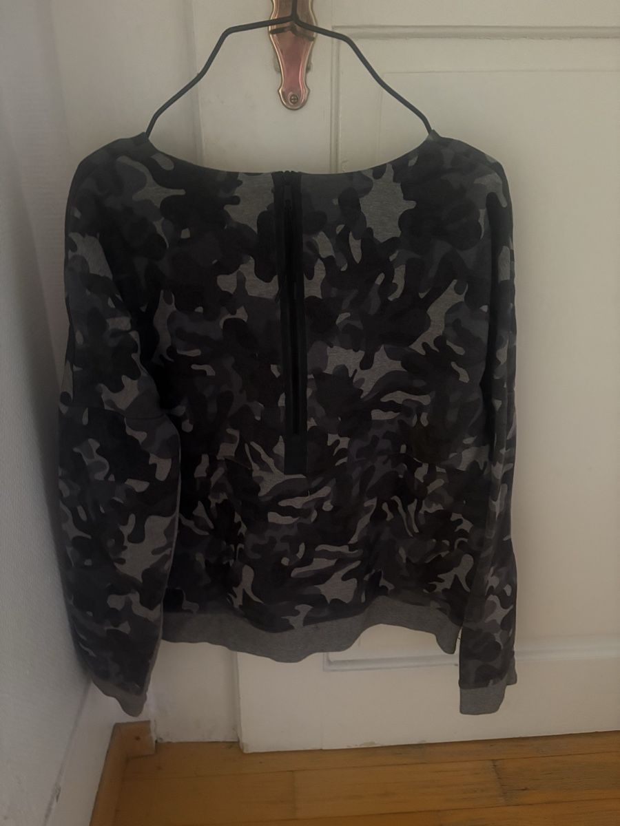 Nike Maglioni & Felpe: Nike Pullover, Gr. L, Grau/Schwarz Camouflage Muster Top – Usato da Bern venduto da Princesse_Stephanie 1