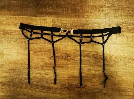 Schwarzer Strapsgürtel mit goldenen Details
