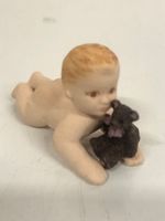 Vintage - Miniatur-Baby mit Bärchen im Arm - porzellan -