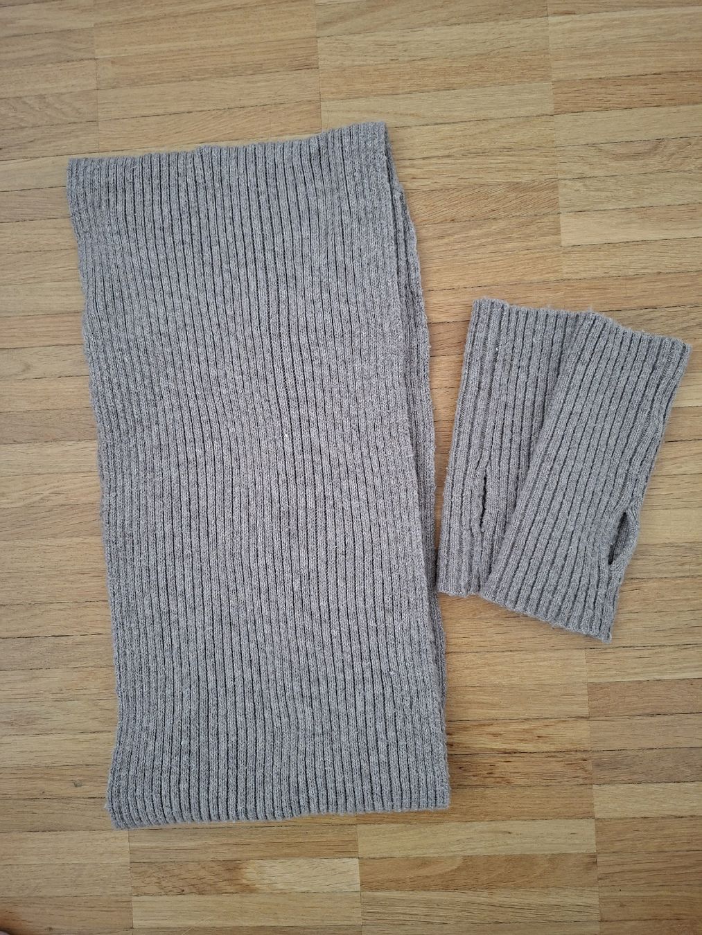 Foulard & Sciarpe: Warmer, grauer Strickschal mit Handschuhe – Usato da Wallisellen venduto da rahelr90 1