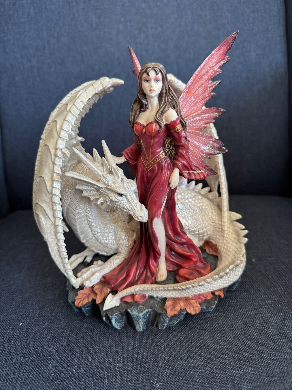 Figuren: Fantasy Figur: Fee mit Drache – Gebraucht aus Münchenbuchsee von kalapani