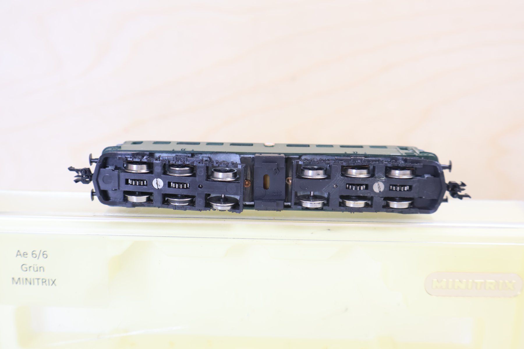 Trix Modelleisenbahnen: Minitrix SBB Ae 6/6 E-Lok Digital - Grün – Gebraucht aus Winterthur von Monstera 6