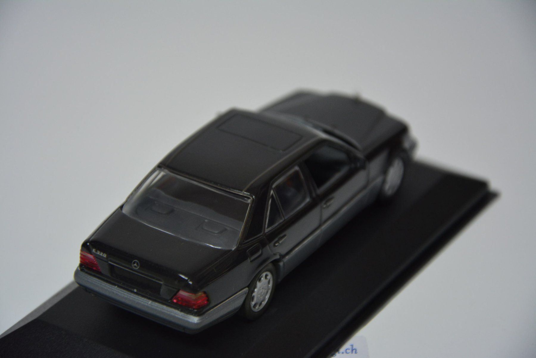 Mercedes-Benz Modellautos: Mercedes-Benz E-Class W124 1993 , 1:43 – Neu und originalverpackt aus Goldach von Feivel9 6