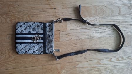 Guess Umhängetasche klein Logo Muster - super für den Sommer