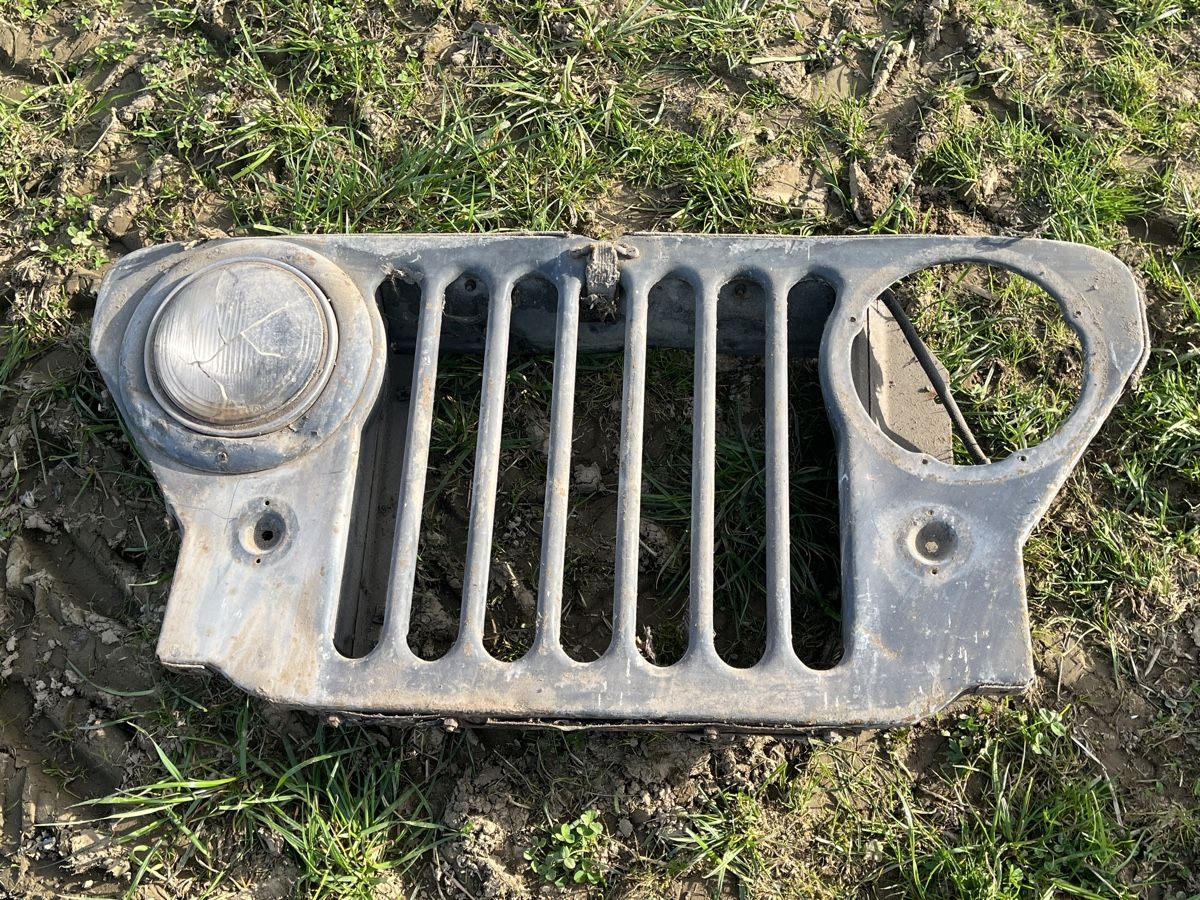Jeep Tutti pezzi di ricambio auto: Jeep Kühlergrill Oldtimer, Willis Jeep CJ3A – Usato da Worb venduto da Alpenros