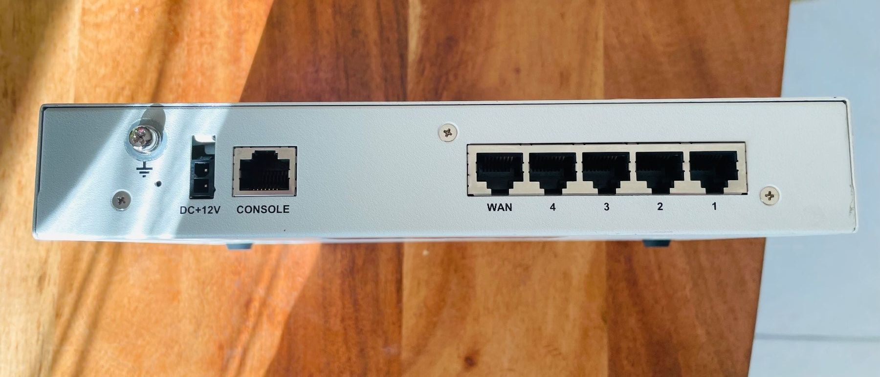 Fortinet Firewall: FortiGate 30E Firewall mit original Netzteil – Usato da Lyss venduto da Katai 4