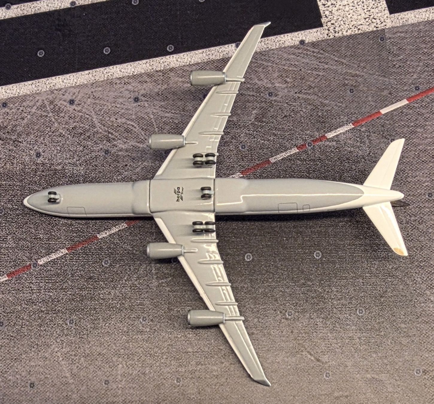Airbus Kit di modellismo & Modellini statici: Lufthansa Airbus A340-300, Modell Edition 1:500 – Usato da Männedorf venduto da Modellbau-wyss 4