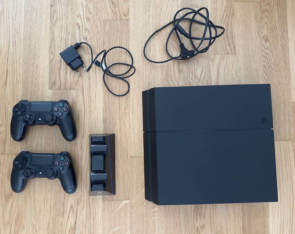 Sony Console: PlayStation 4 avec 2 manettes – Usato da Yverdon-les-Bains venduto da ele_z7jf