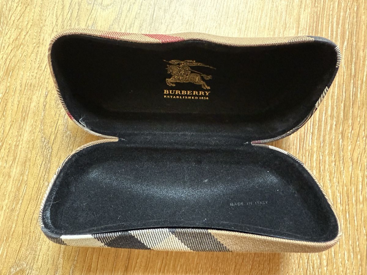 Burberry Sonstige Kleidung & Accessoires: Étui à lunettes brun clair Burberry  – Gebraucht aus Tavannes von Thriftshop 2
